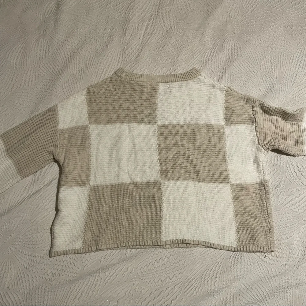 Moon & Madison Beige and White Checkered Sweater - Picture 2 of 3